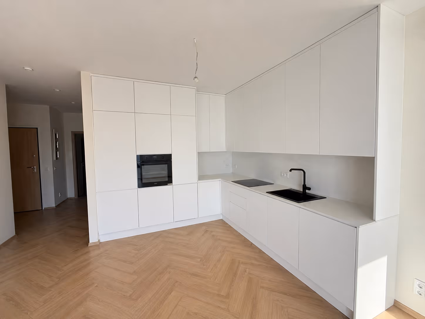 Kuchnia biała minimalistyczna na wymiar Wrocław — blat laminowany marmur look, fronty białe mat