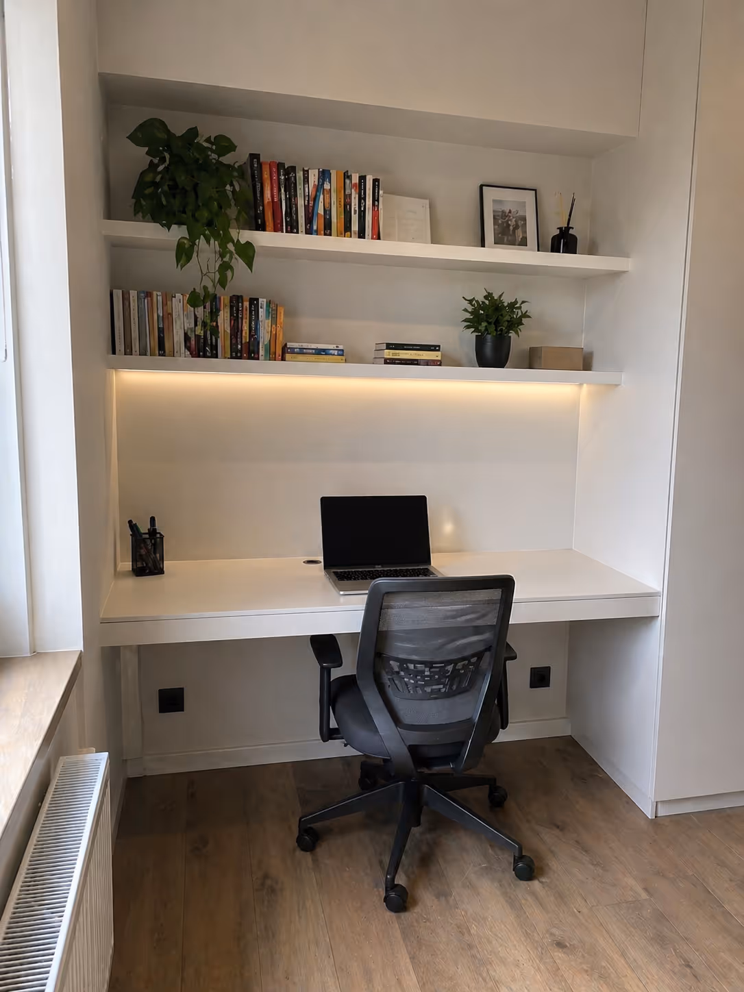 Home office na wymiar z biurkiem i regałami — realizacja Wrocław