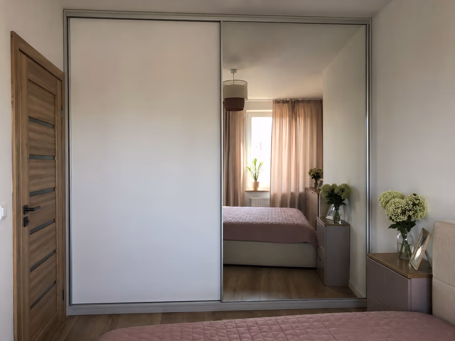 Szafa przesuwna z lustrem w przedpokoju na wymiar Wrocław — biały mat i lustro, aluminiowa rama
