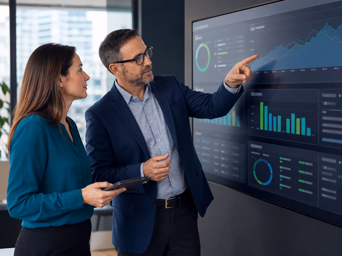 Conseiller TI et gestionnaire analysant des indicateurs de suivi pour maintenir un environnement technologique stable et prévisible.