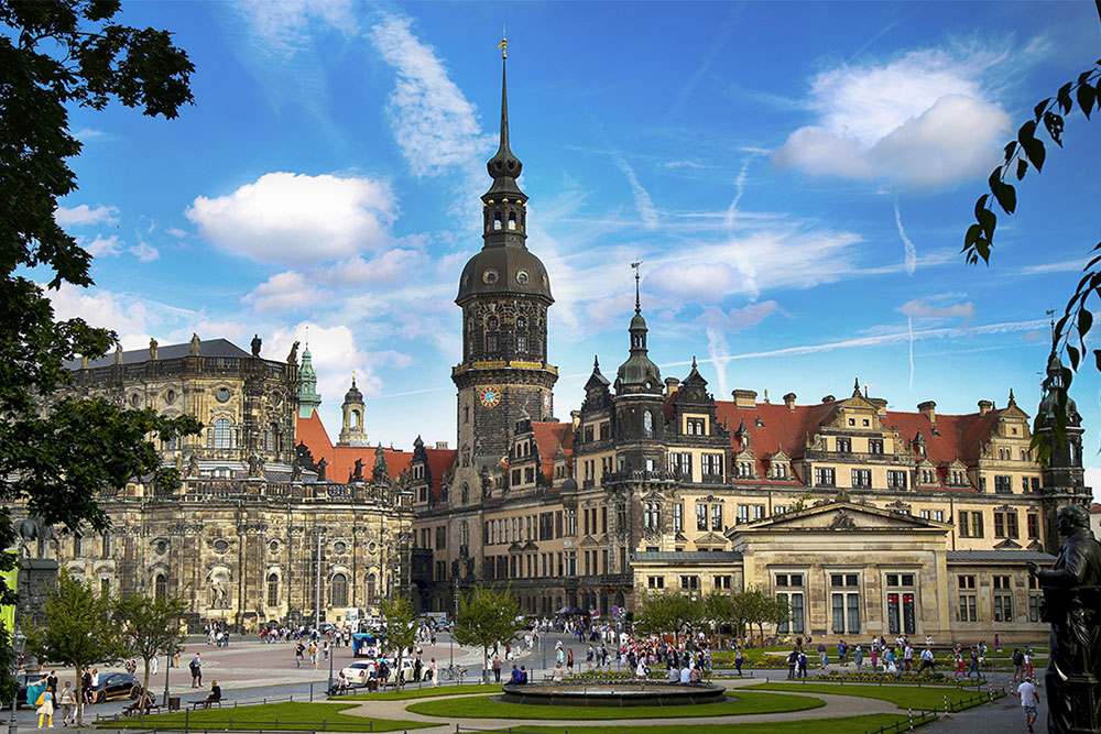 Stadtansicht von Dresden mit Residenzschloss für Energieberatung und Sanierungsprojekte