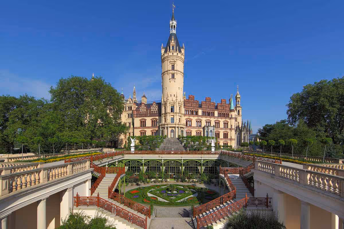 Stadtansicht von Schwerin mit Schloss für Energieberatung, iSFP und energetische Sanierung
