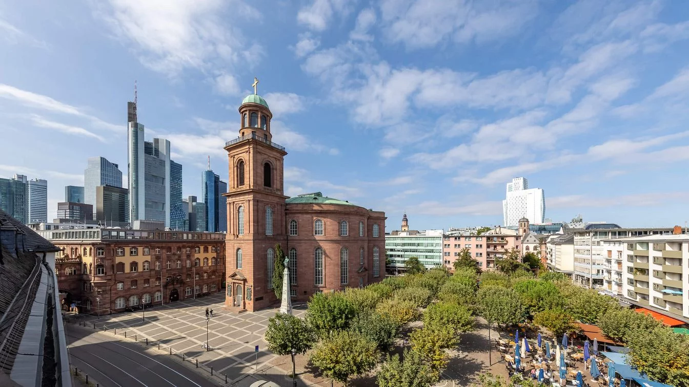 Paulskirche und Skyline von Frankfurt am Main als Standortbezug für DGNB Zertifizierung