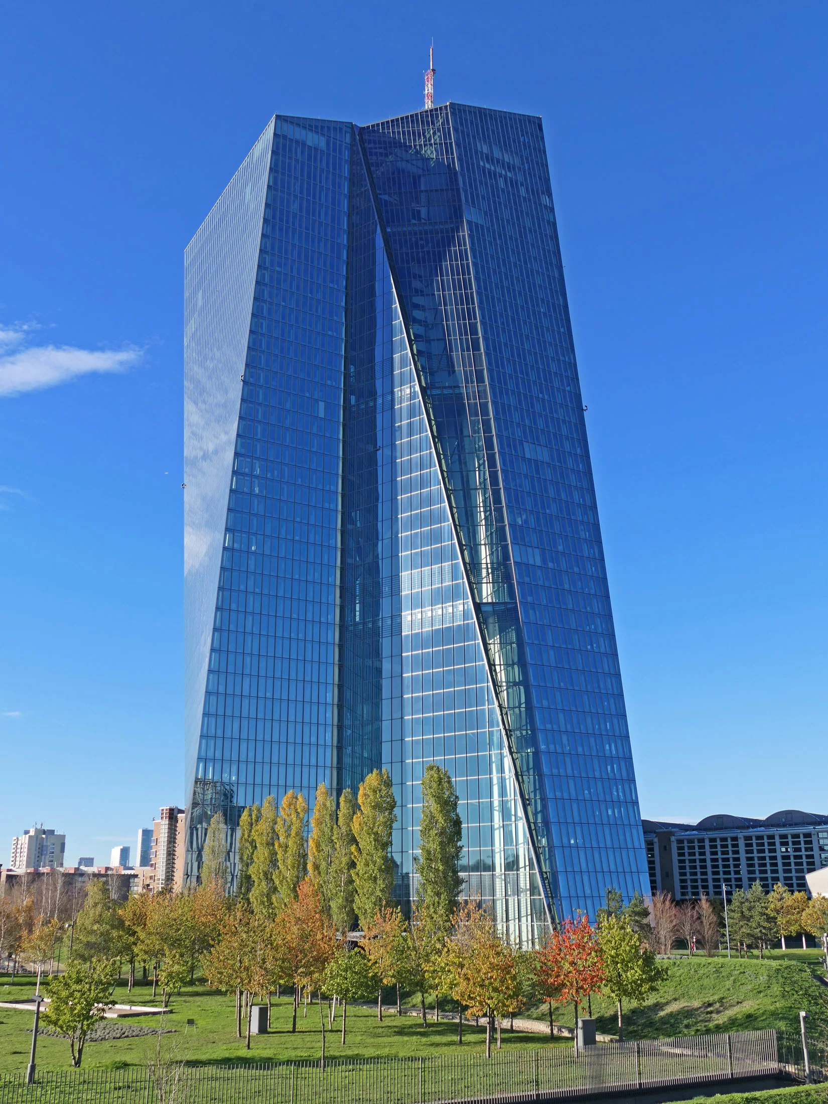 Frankfurter Skyline mit moderner Architektur für DGNB Beratung und Audit