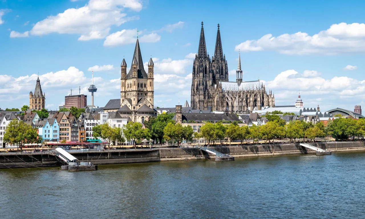 Kölner Rheinpanorama mit Dom als Standortbezug für DGNB Zertifizierung und nachhaltiges Bauen