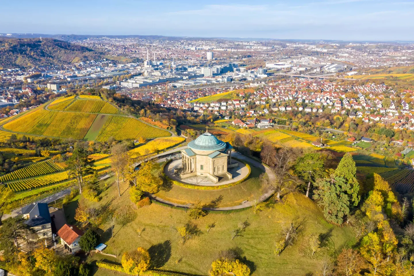 Panorama von Stuttgart mit Tallage und Hanglagen für DGNB Beratung, Audit und Gebäudesimulation