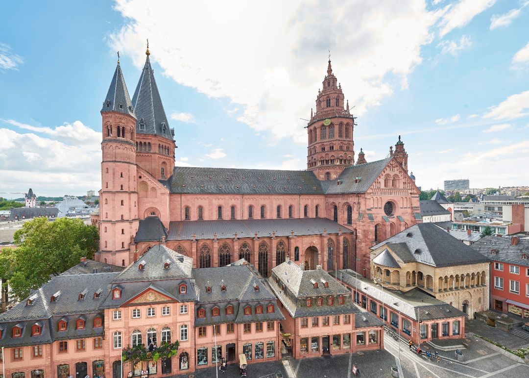 Mainzer Dom mit den Dächern der Altstadt