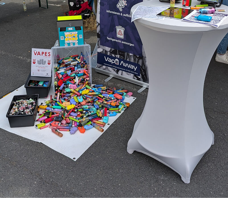 VapeAway Informations- und Messestand mit einer Vielzahl gesammelter Einweg-E-Zigaretten