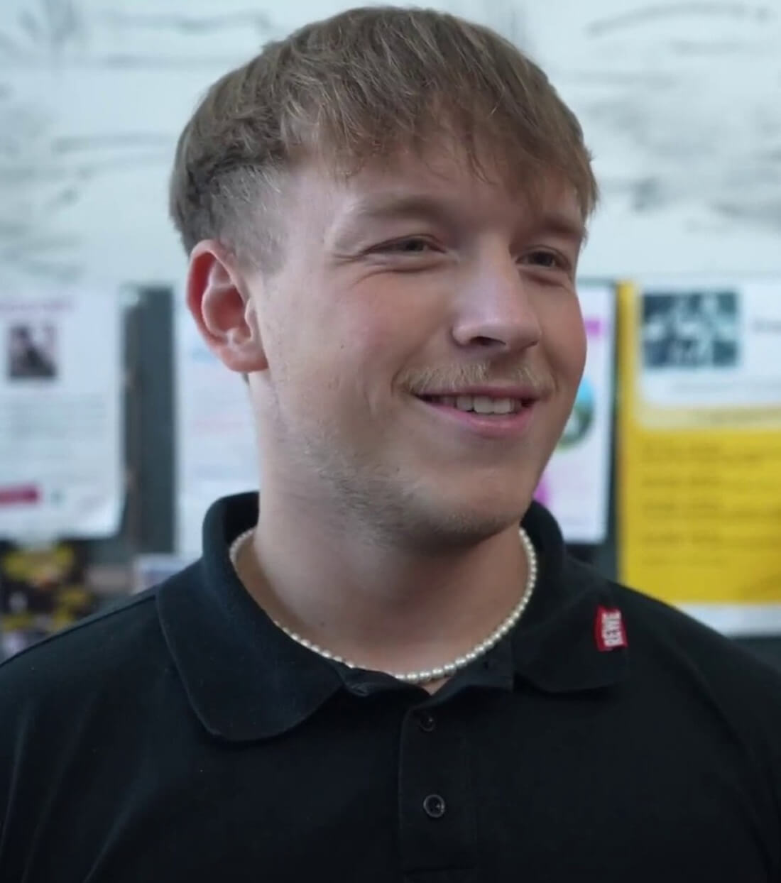 Sebastian Schröer, stellvertretender Marktleiter im REWE Unna, neben der VapeAway Indoor-Box