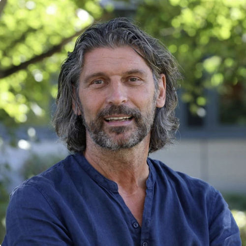 Georg Fabricius, Hausmeister am Hansa Berufskolleg, an der aufgestellten Sammelbox