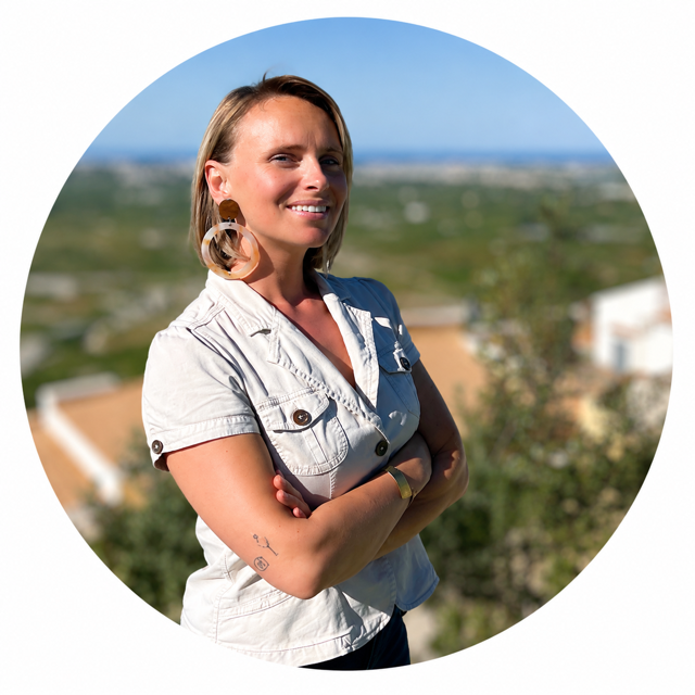 Portrait d'une femme blonde en veste noire posant avec une main sous le menton devant un logo MC Key Property.