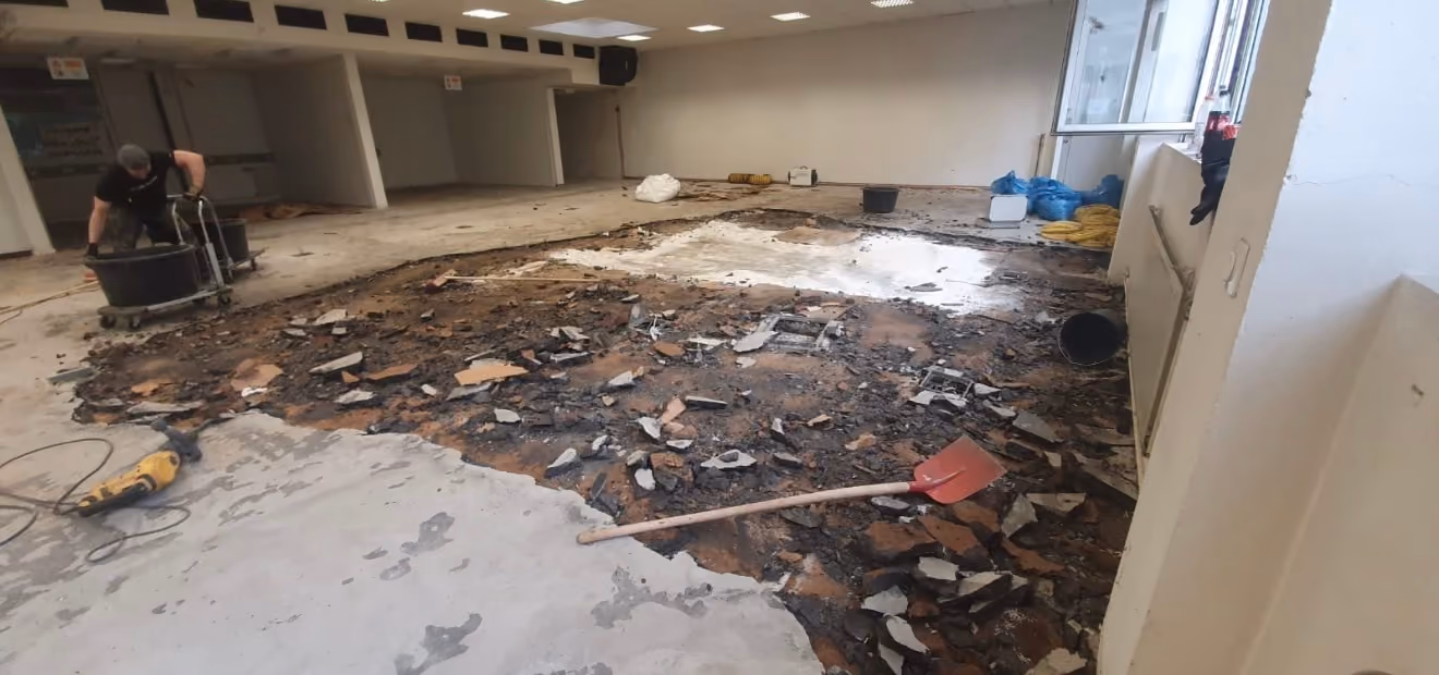 Großer Raum wo Bodenbelag zurückgebaut wird.