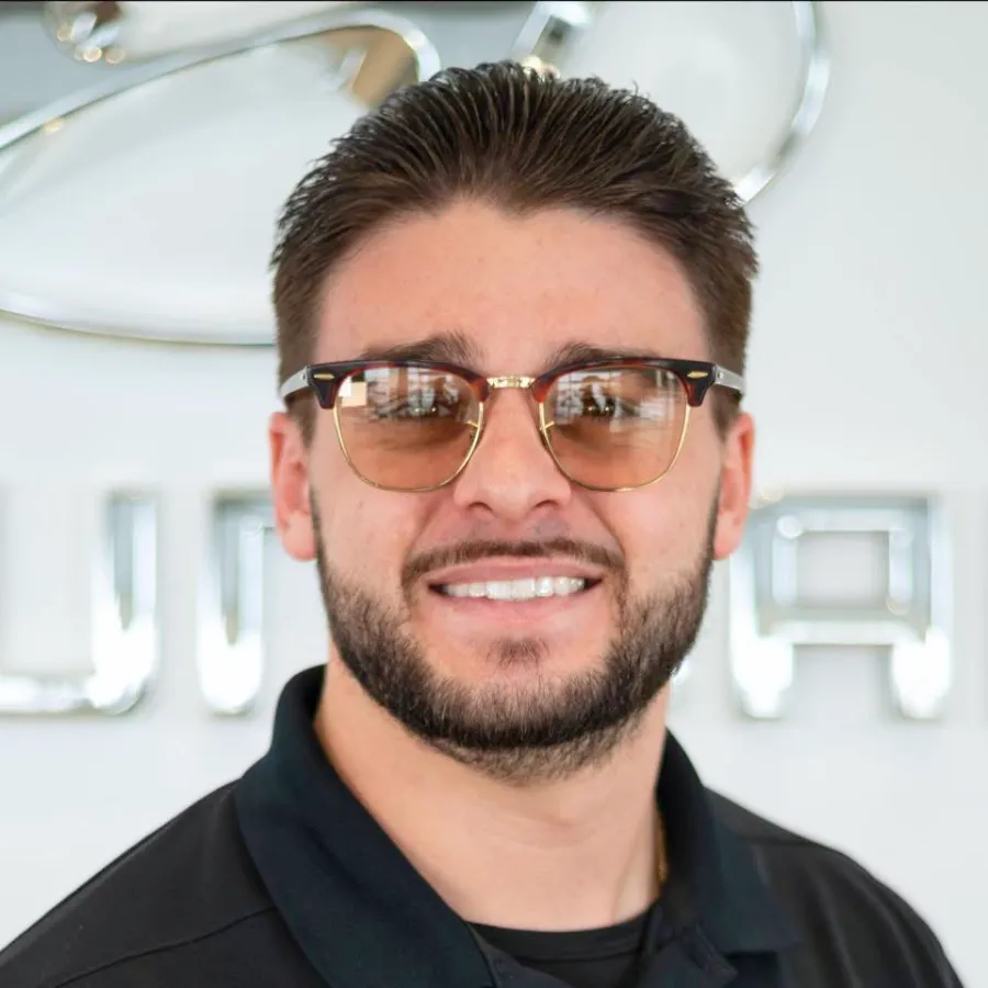 Head shot of Anthony Ross