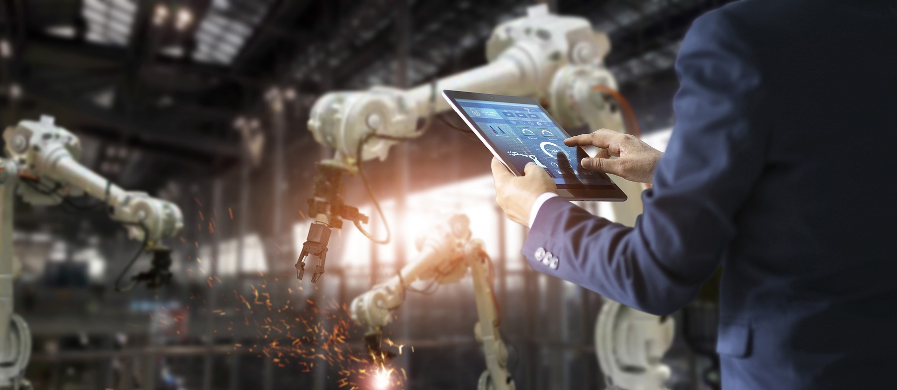 Photo d'une personne équipe d'une tablette dans une usine de production.