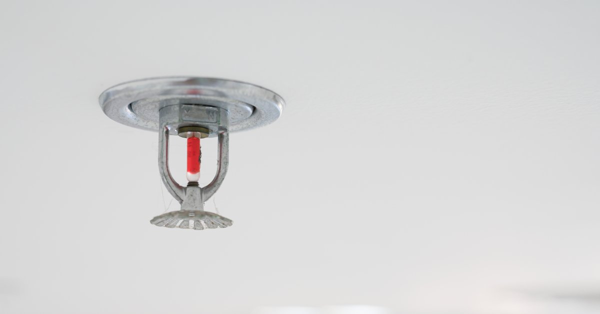a plain fire sprinkler on the ceiling. 