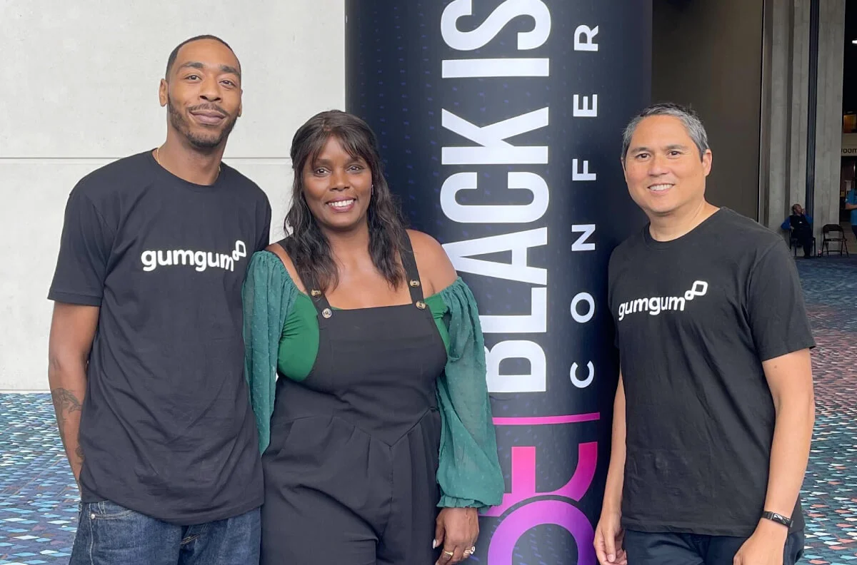 Texte alternatif : Trois employés de GumGum se rencontrent en personne lors d'une conférence technologique à Atlanta