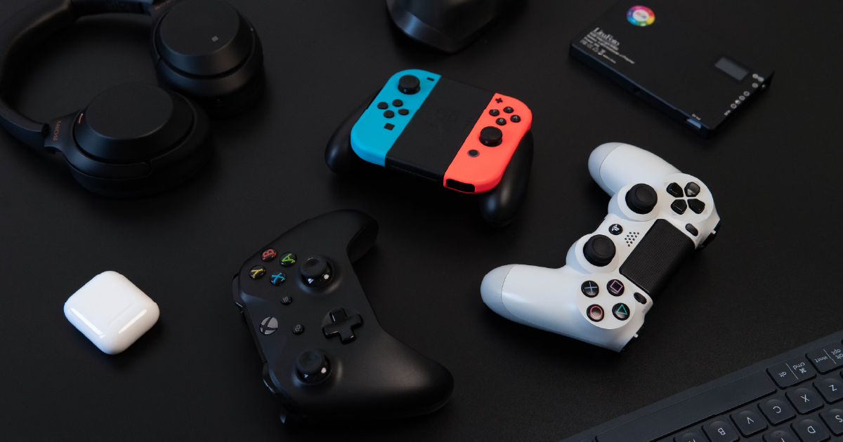 Ilustración de consolas de videojuegos en las que se pueden ver anuncios de televisión por cable