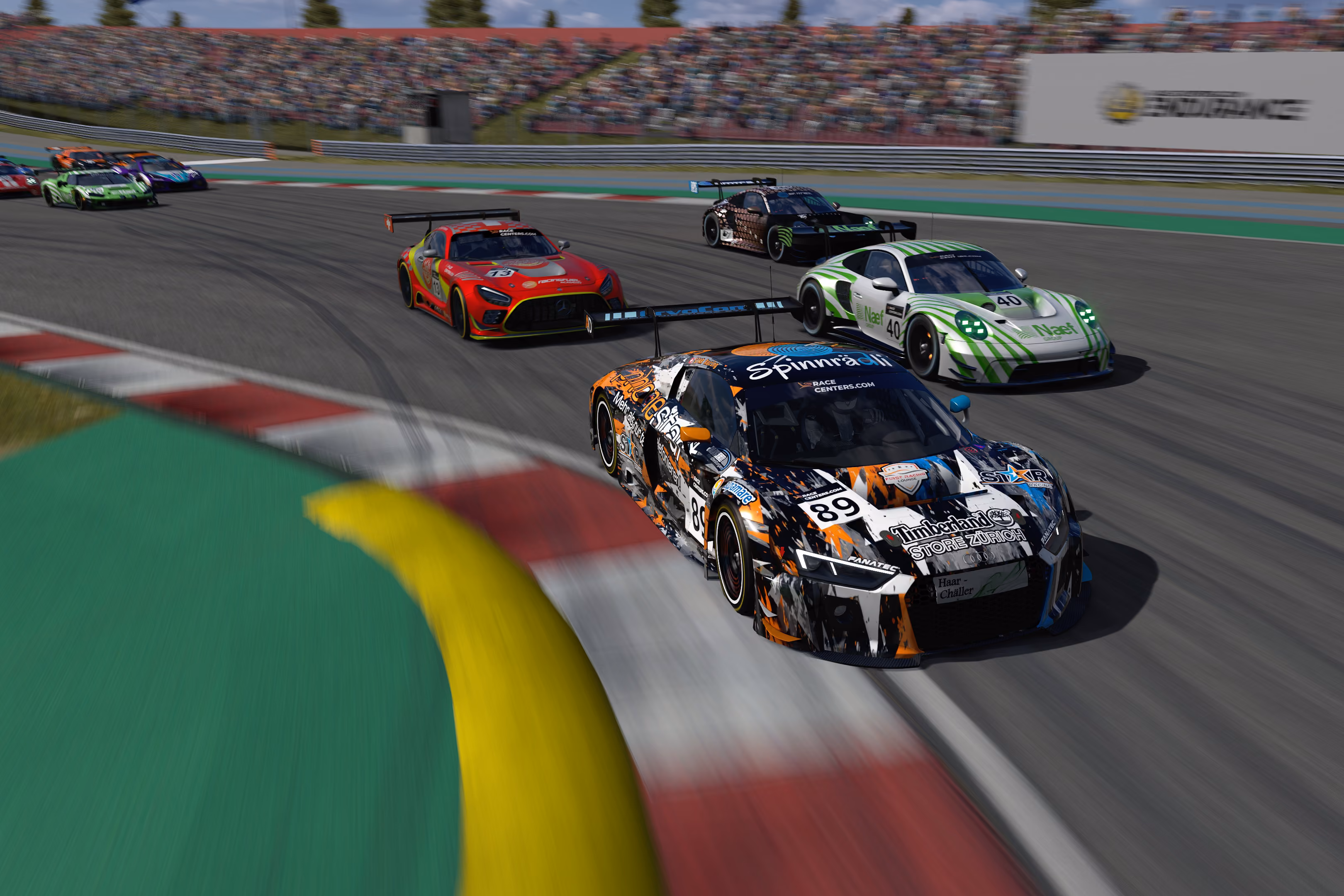 Bildschirmfoto eines GT3-Rennens im Simulator mit mehreren Fahrzeugen auf der Strecke