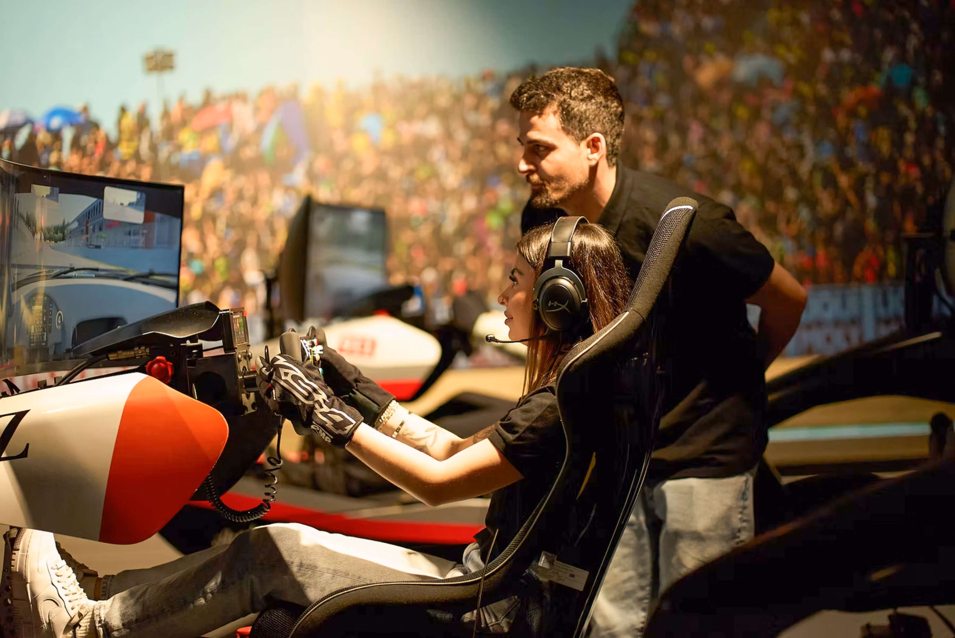 Ein Fahrer wird an einem Motorrad-Simulator eingewiesen