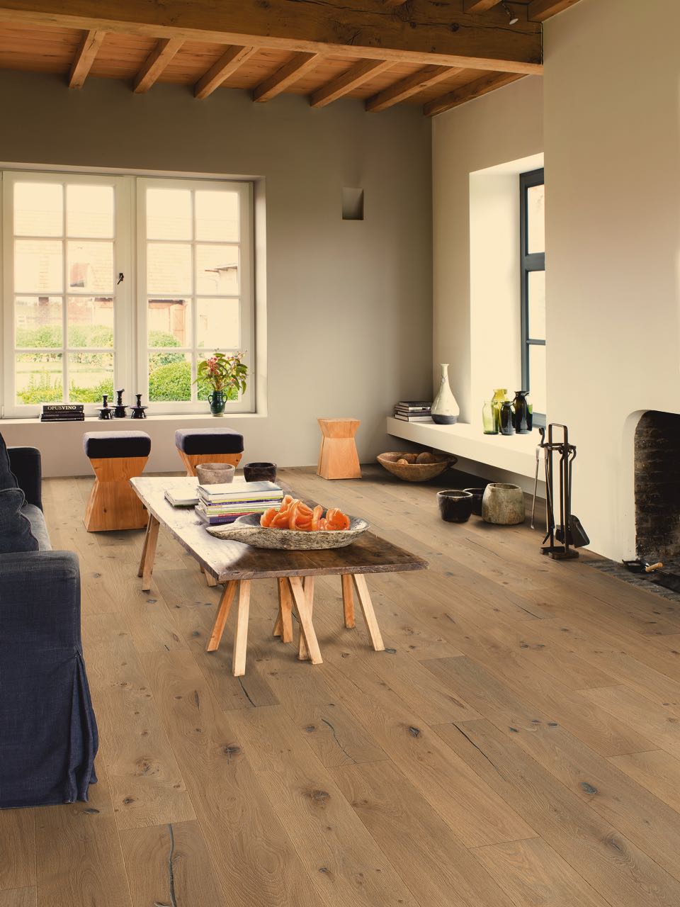 Warm oak laminate floor in a sunny family room by Brazil Floors