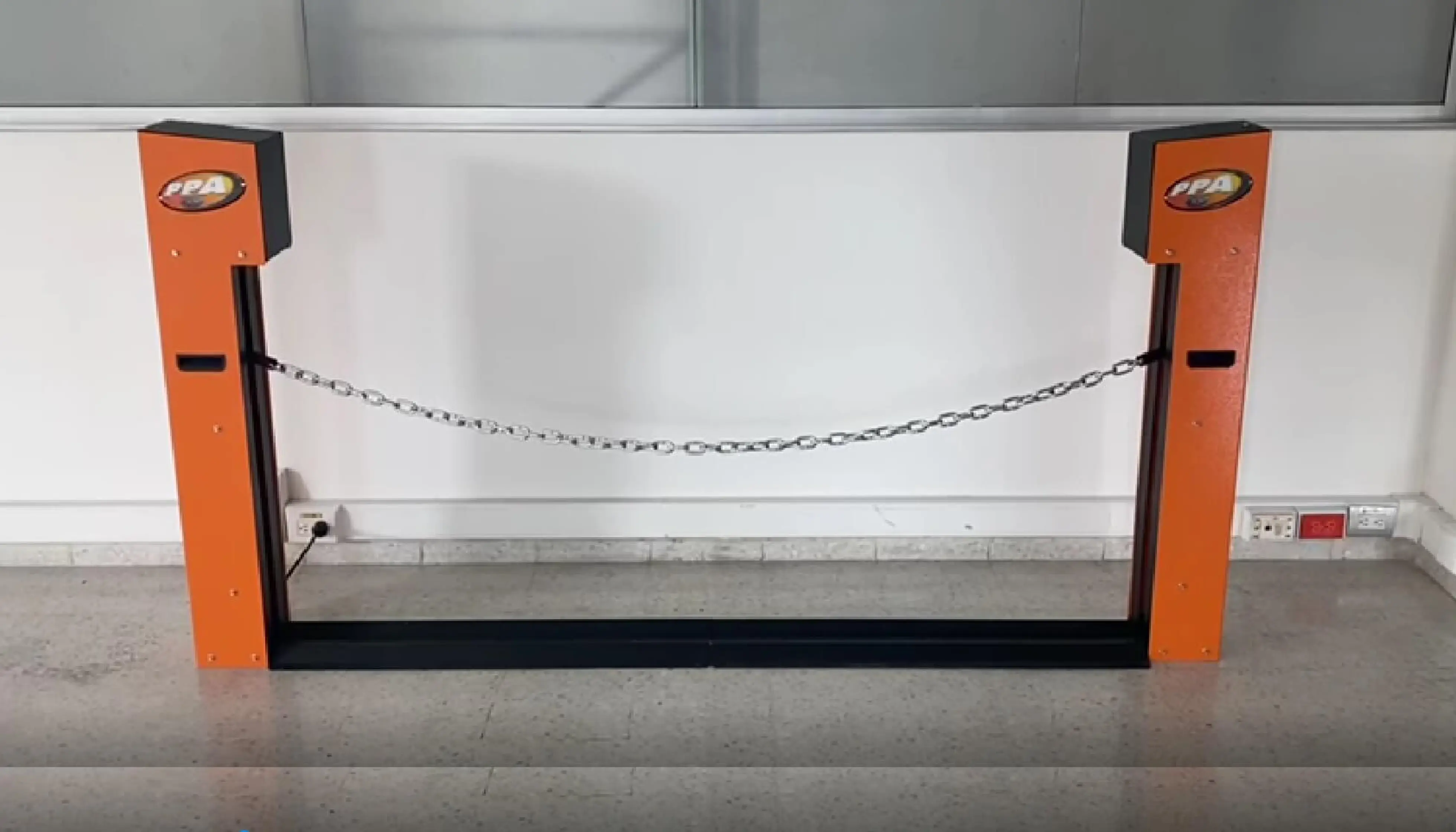Barrera Automática de Cadena BC1: Solución Eficiente para el Control de Acceso Vehicular en Espacios Anchos