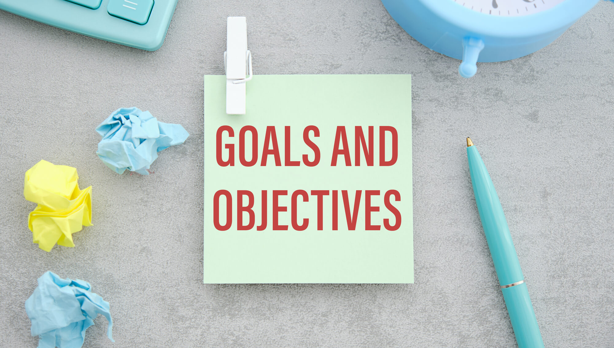 writing goals and objectives on a sticky note