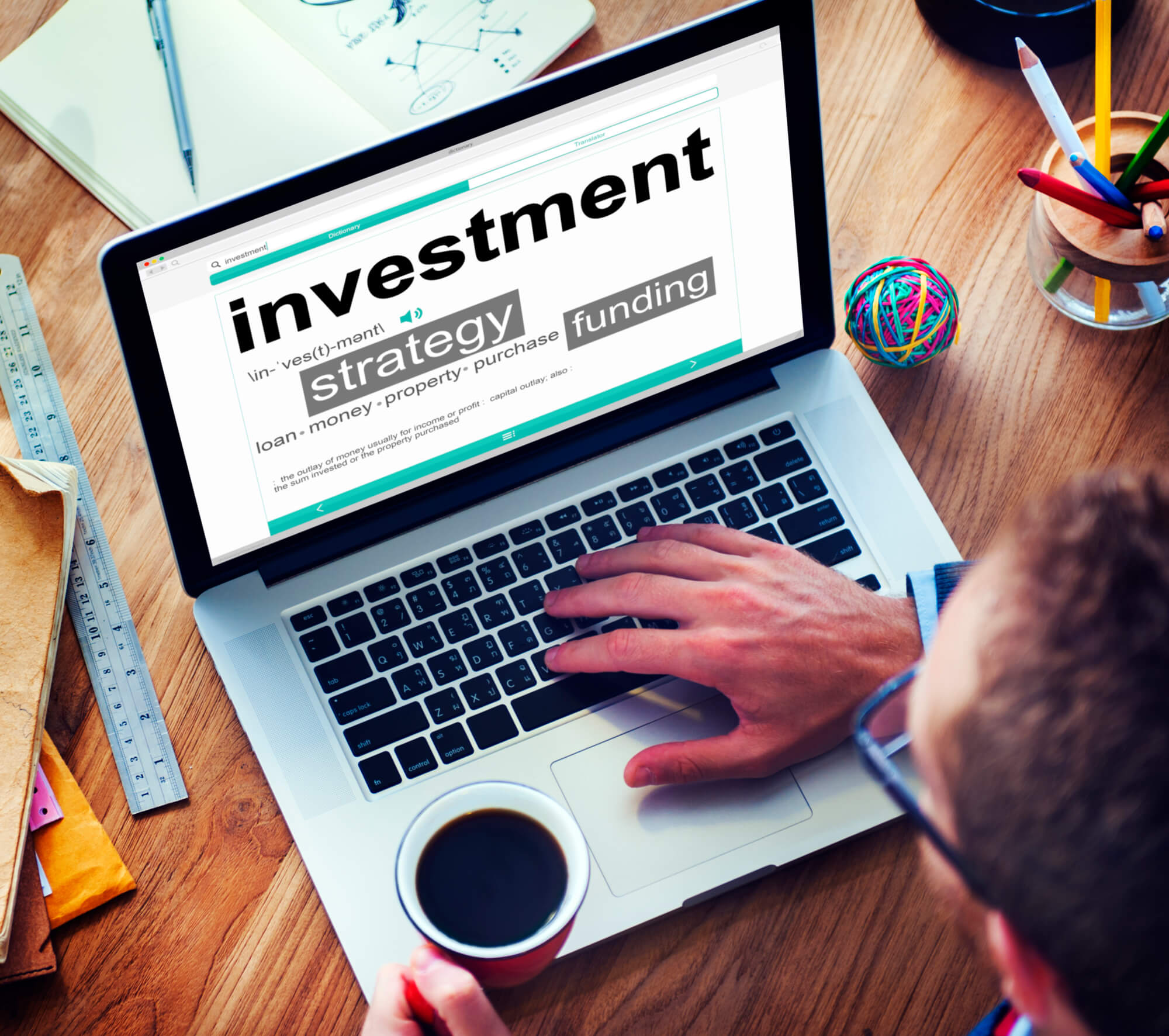 consumer reading blogs about SEO services provider in Florida