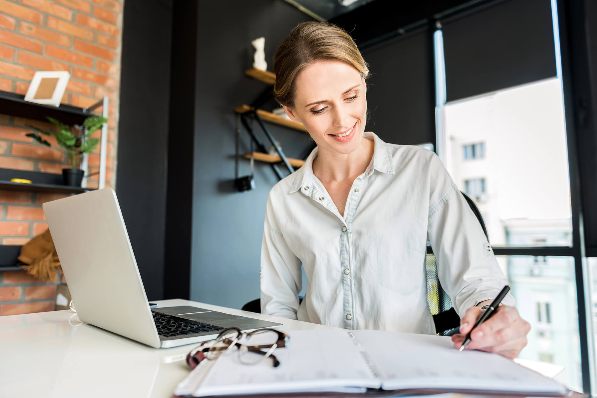businesswoman taking down notes