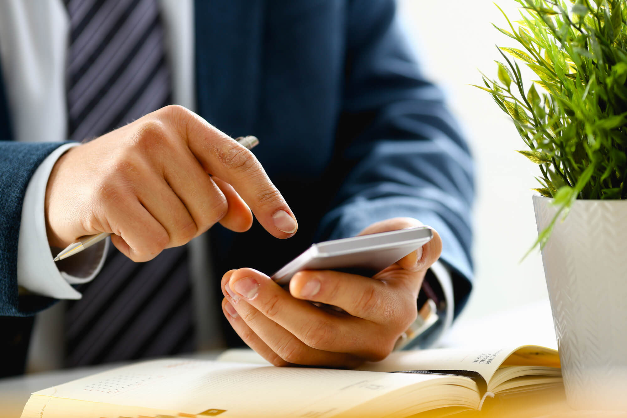 customer scrolling through the web on mobile. 
