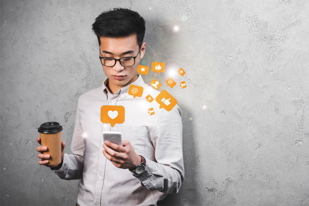 Marketer from an internet marketing agency in Miami making visual content for client.