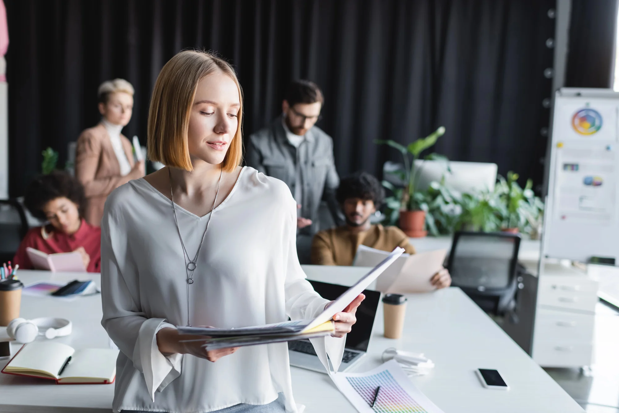 ppc-agency-team-reviewing-reports-02