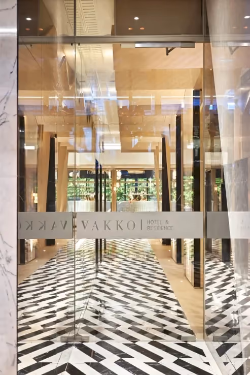 Vakko Hotel & Residence Nişantaşı'nın desenli mermer zeminli girişi