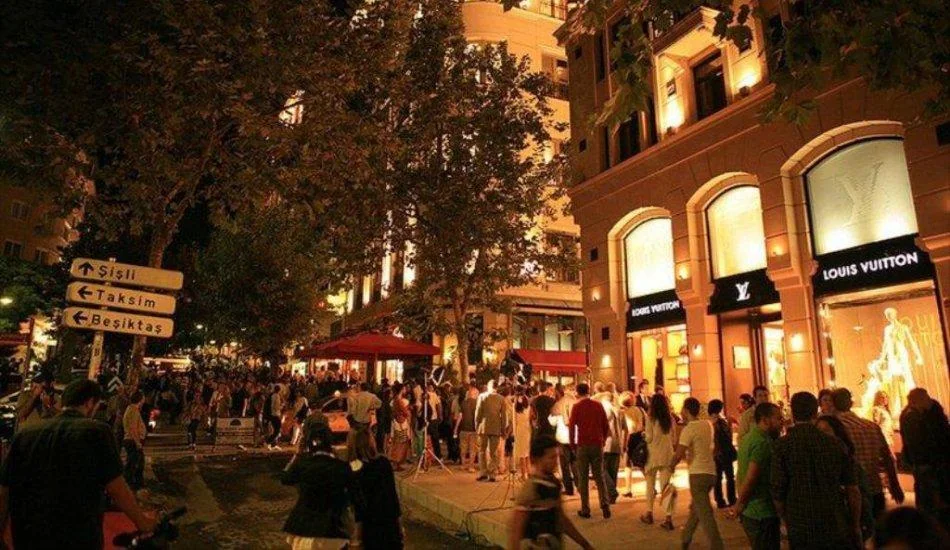 İstanbul'da gece lüks bir alışveriş caddesi