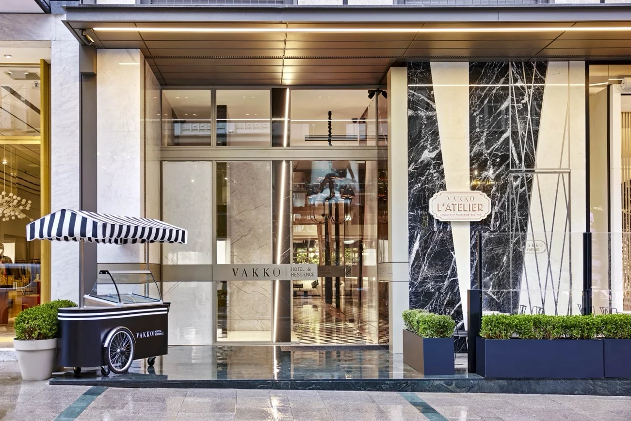 Vakko Hotel & Residence Nişantaşı'nın cadde girişi