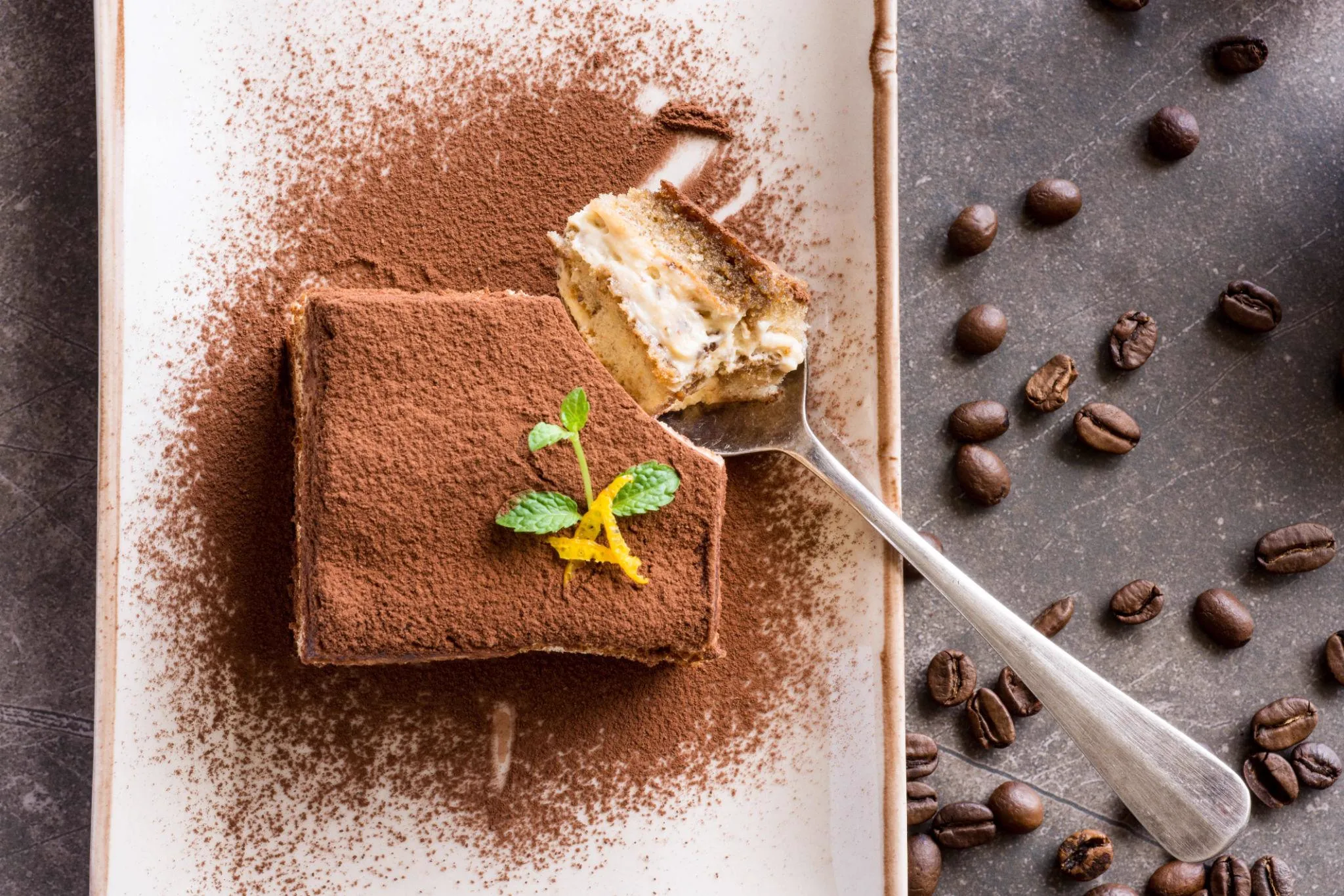 Vista superior de tarta de tiramisú artesanal con cacao espolvoreado y crema de mascarpone