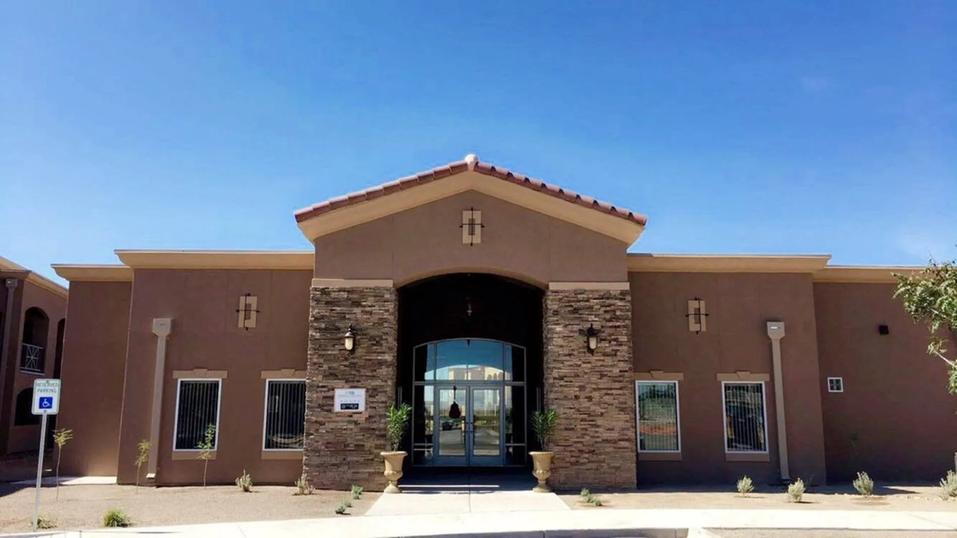 Leasing office building