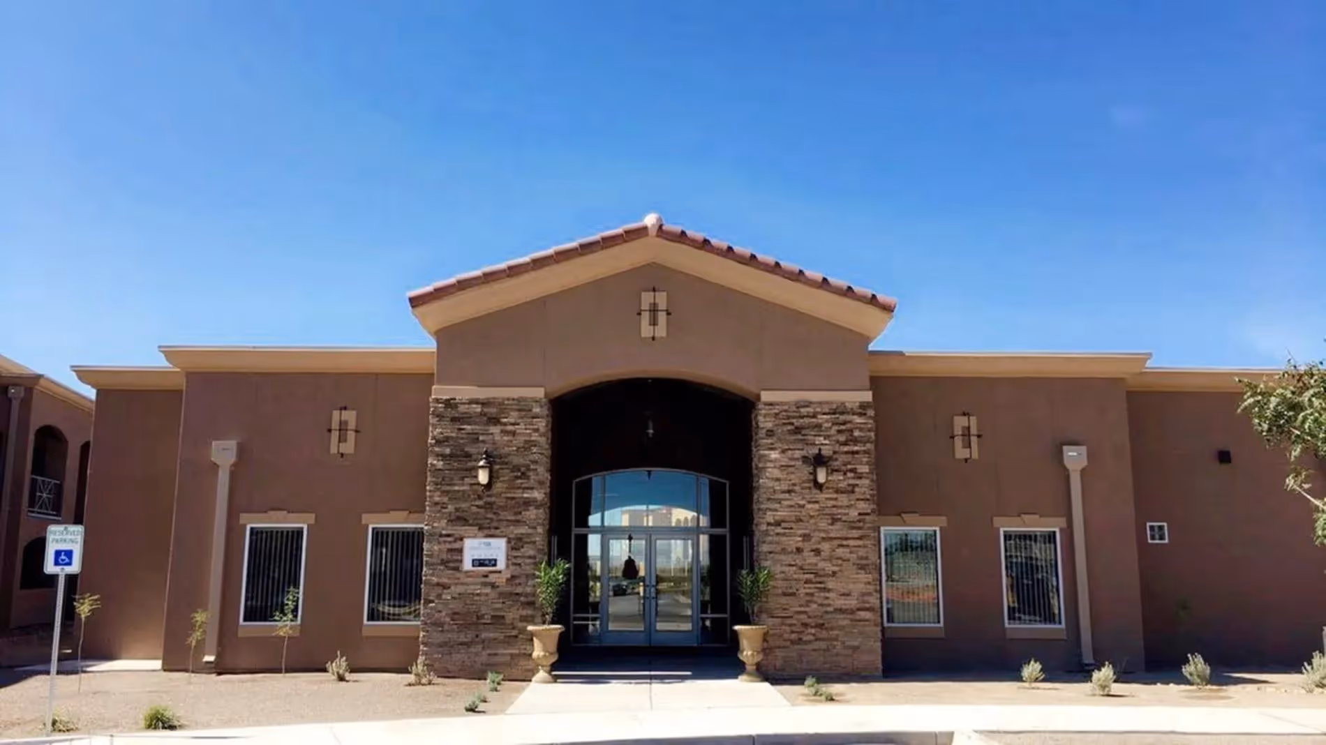 Leasing office building