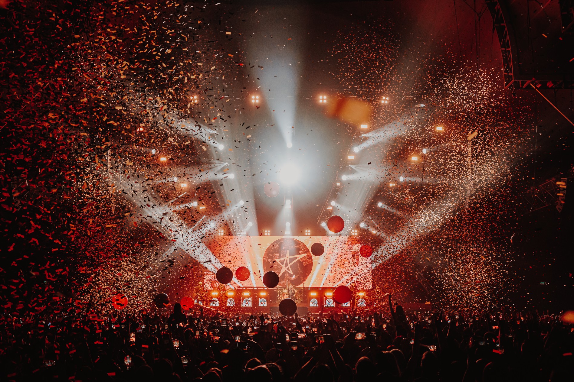 Avril Lavigne Love Sux Tour London — arena lighting and media server design by Jake Roeber. Photo: Luke Dyson.