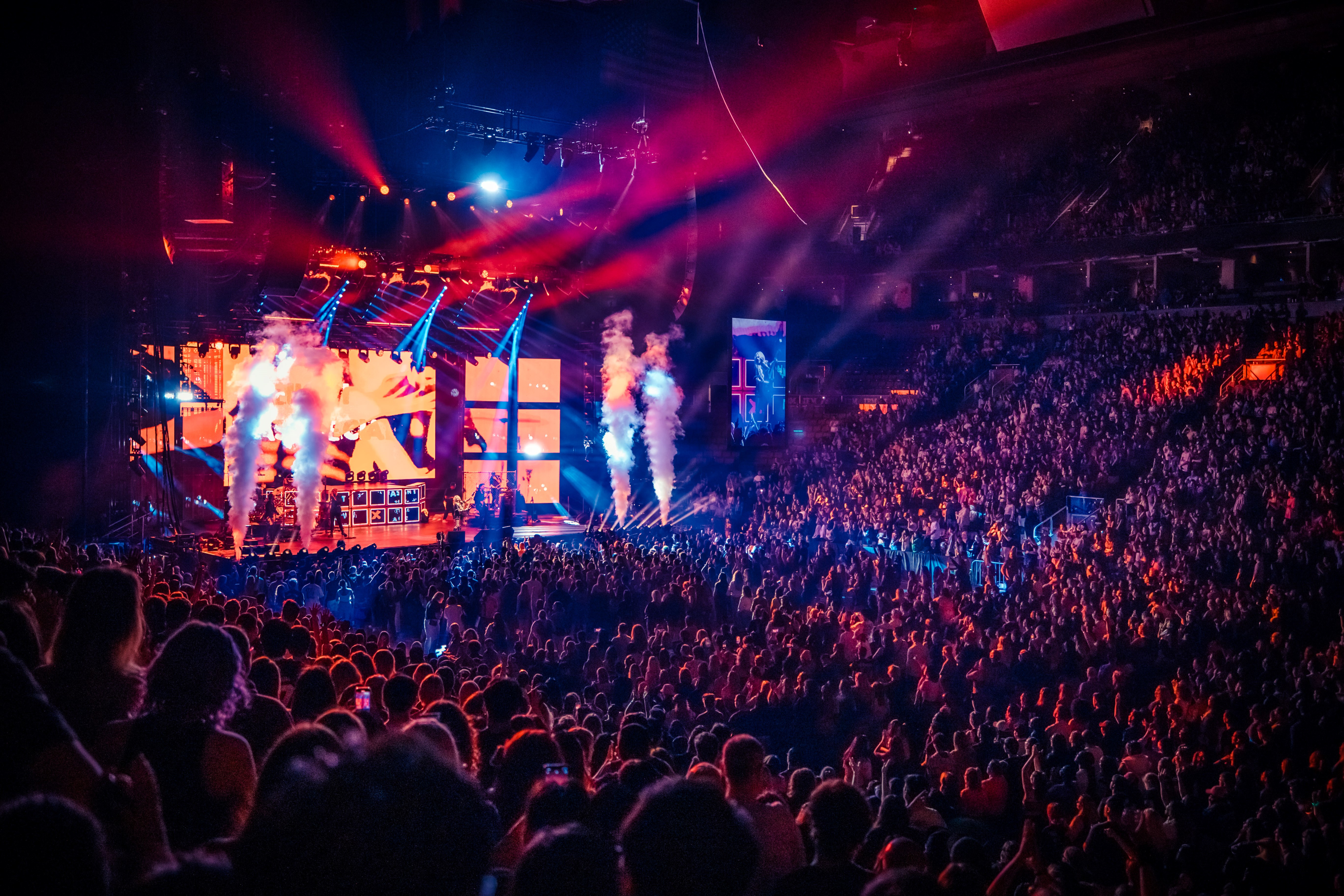 Avril Lavigne Greatest Hits Tour — timecoded lighting and media server cue by VIP.