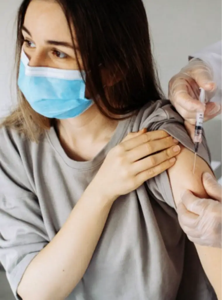 Infirmier réalisant une vaccination sur site