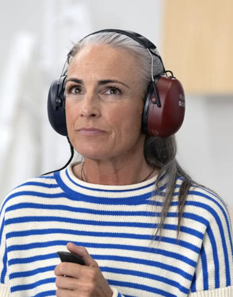 Salariée passant un test auditif au casque