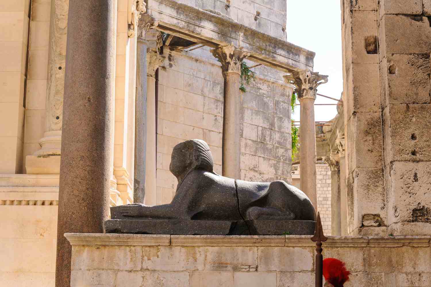 Primer plano de la esfinge egipcia del Palacio de Diocleciano