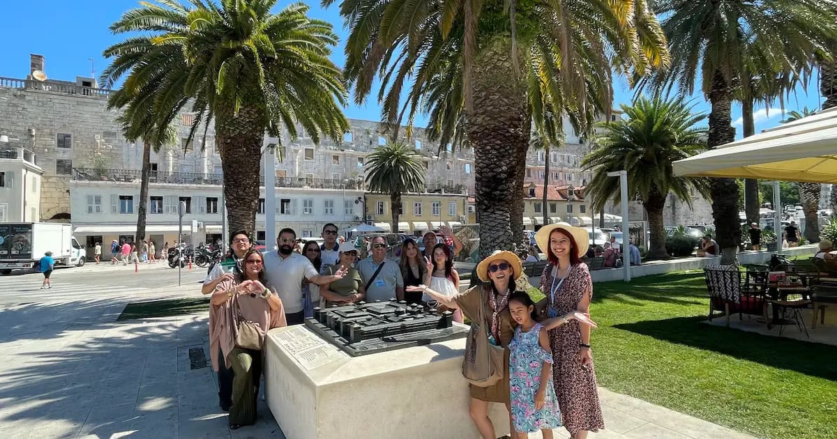Grupo del tour privado de Time Walk con la guía en el casco antiguo de Split