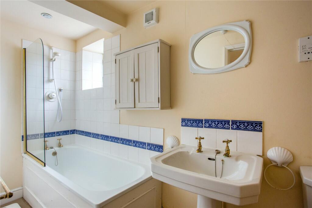 The existing bathroom at 1 Cavendish Crescent