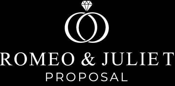 Logo di Romeo & Juliet Apparel con una corona stilizzata sopra il nome del brand bianco su sfondo nero.