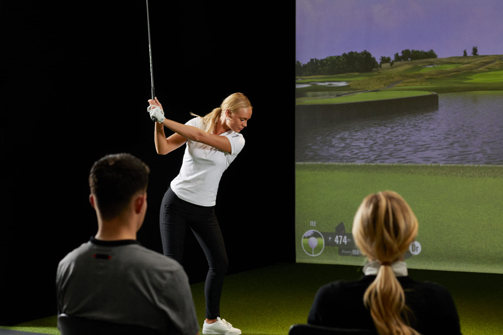 Friends playing on a Trackman simulator