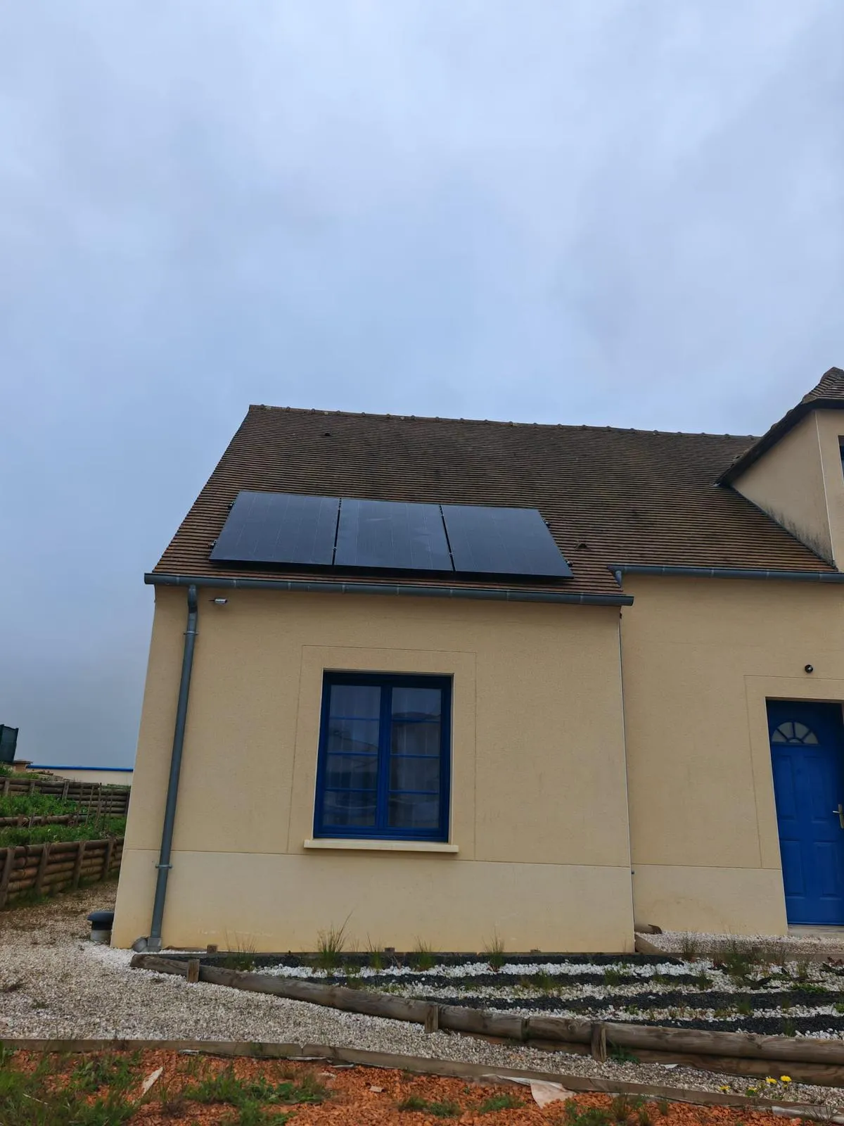 Modules photovoltaïques sur la toiture en tuiles plates à Thoiry (78770)