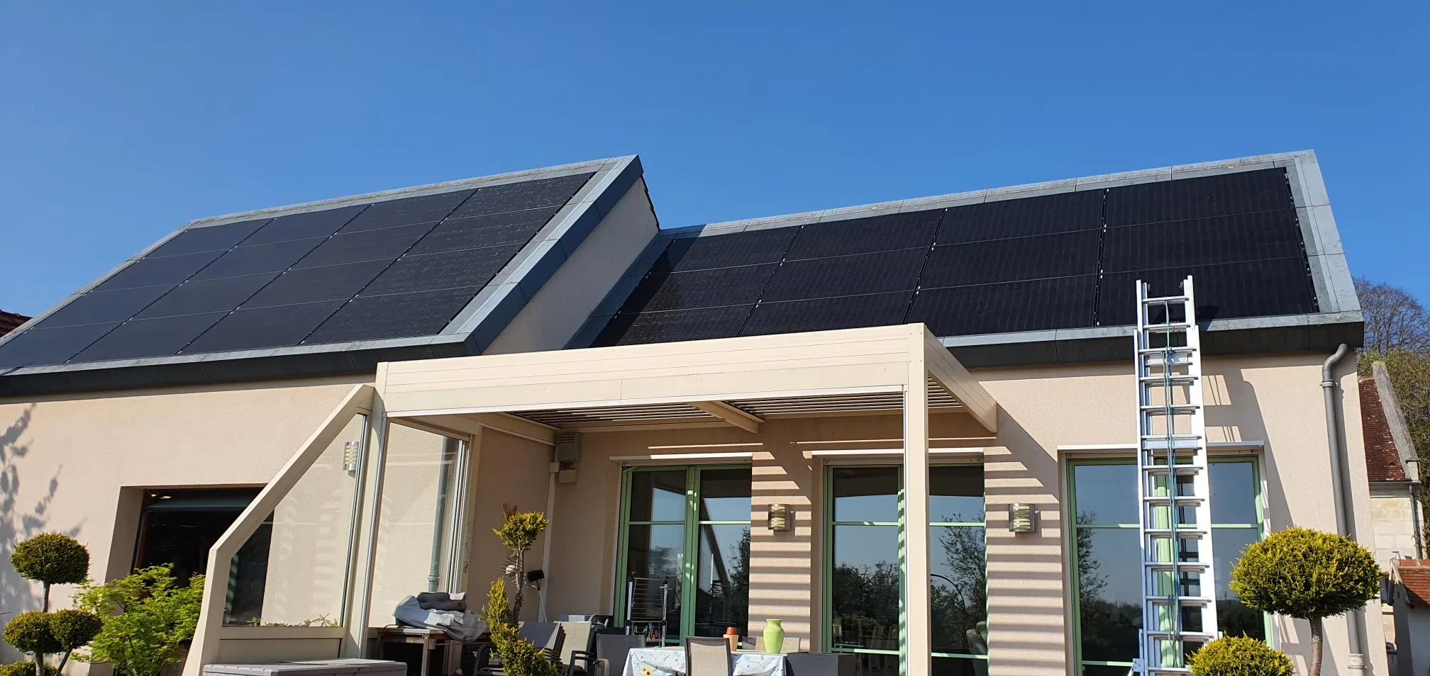 Les deux centrales photovoltaïques sur la toiture à Chevincourt (60150)