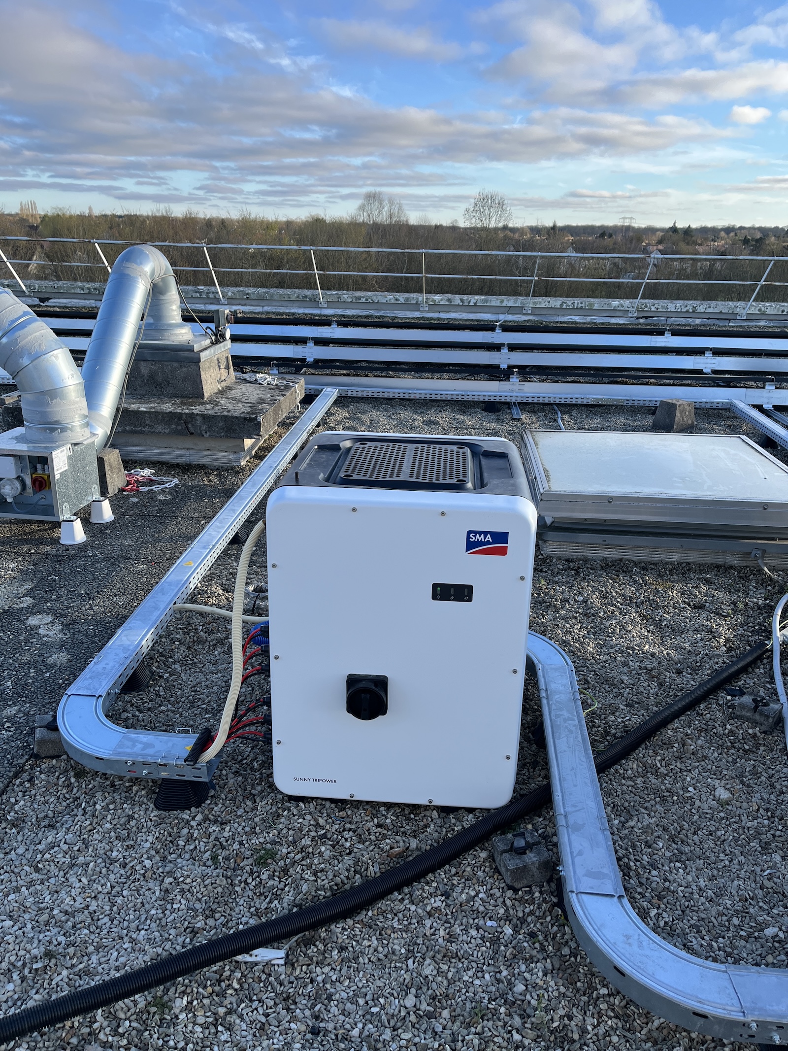 Centrale photovoltaïque de 54,145 kWc en toiture terrasse à Magny-les-Hameaux (78114)