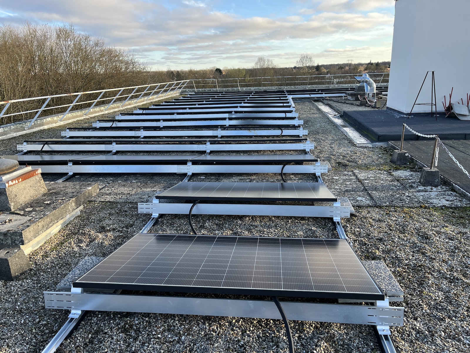 Centrale photovoltaïque de 54,145 kWc en toiture terrasse à Magny-les-Hameaux (78114)